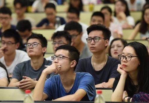 娱乐吃瓜酱大学生上课,揭秘大学生课堂上的“吃瓜”瞬间